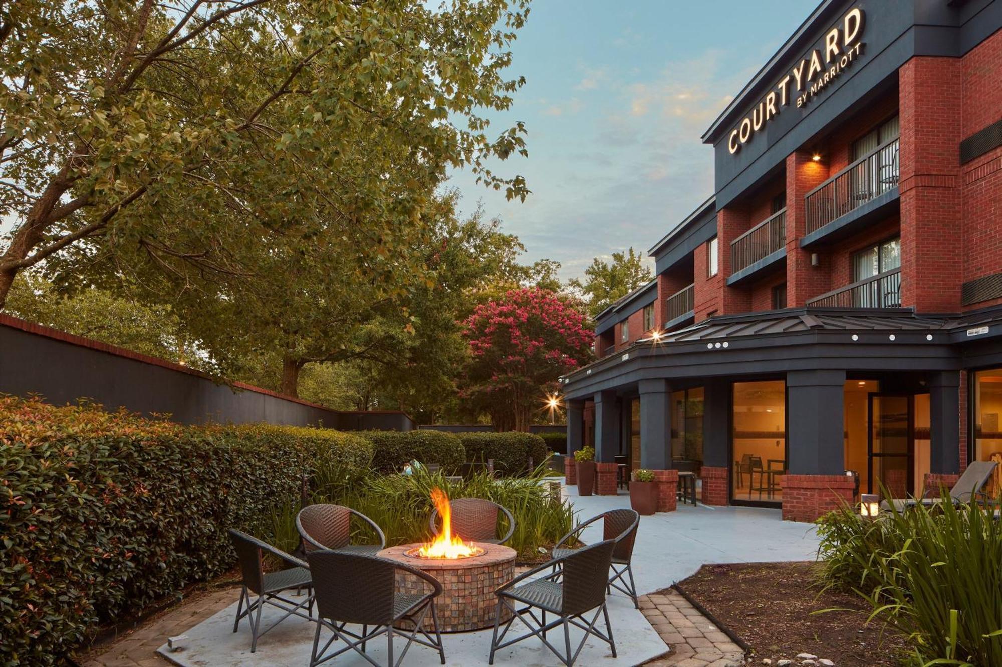 Courtyard Newport News Yorktown Hotel Exterior photo