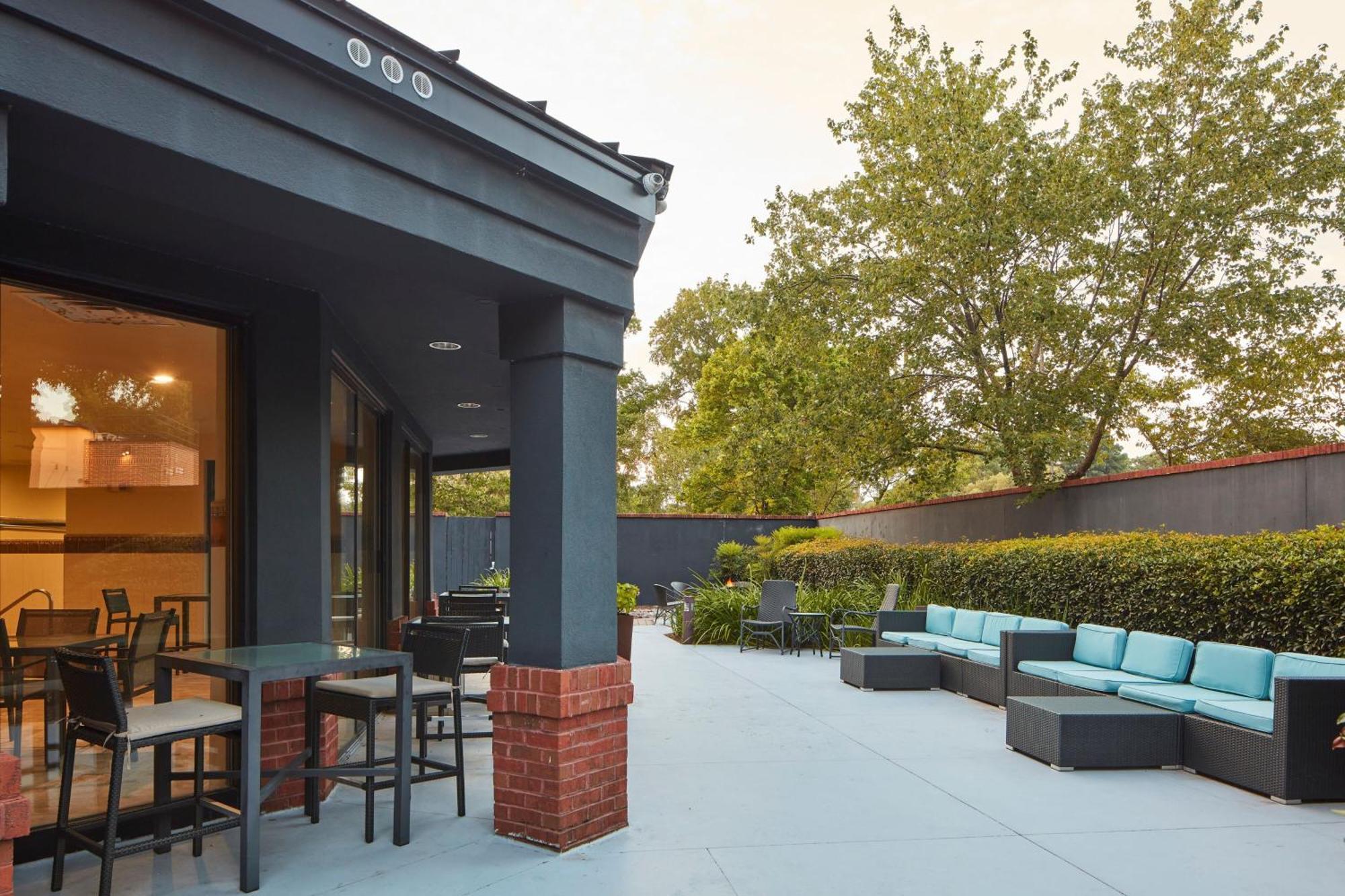 Courtyard Newport News Yorktown Hotel Exterior photo