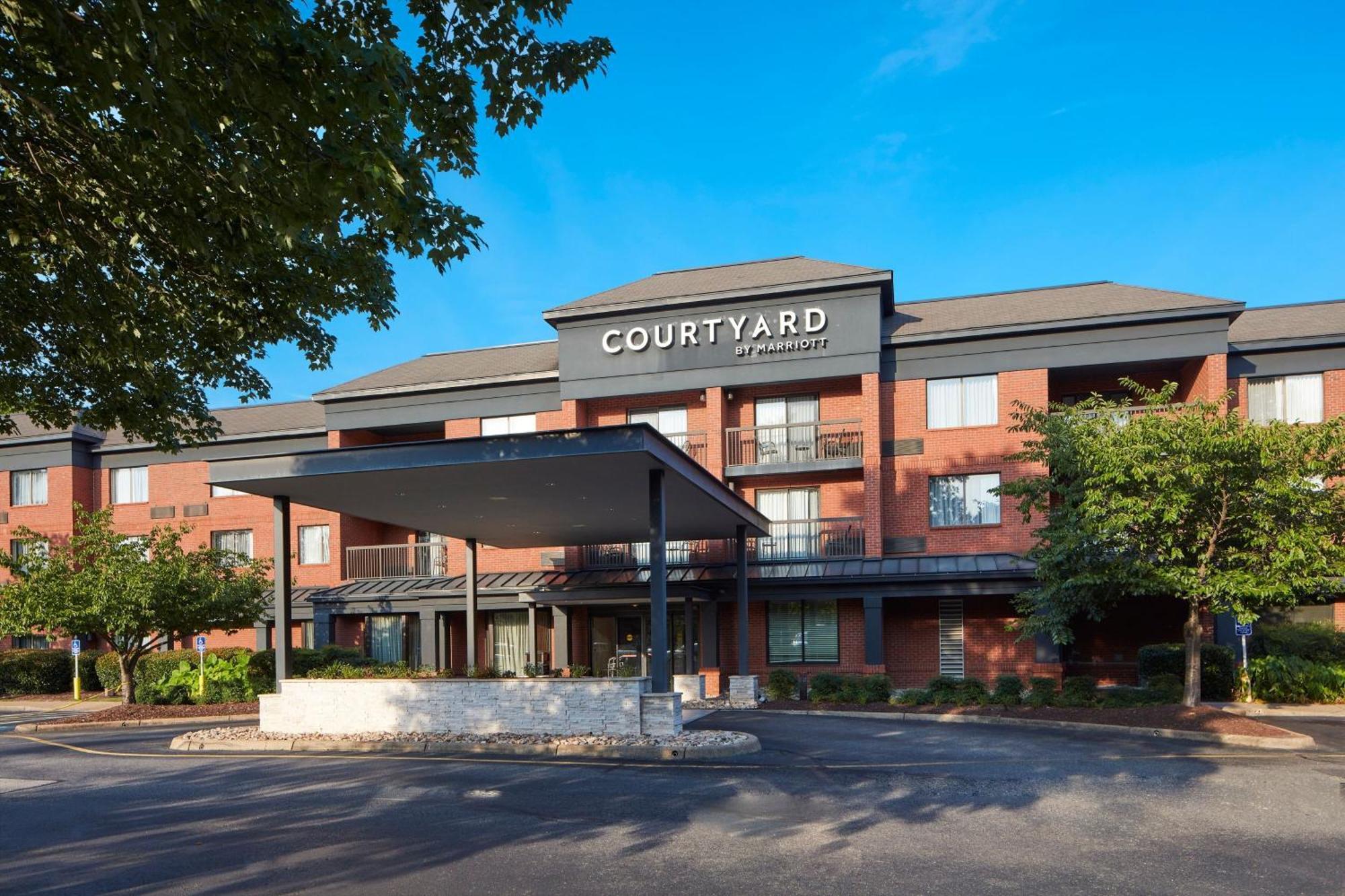 Courtyard Newport News Yorktown Hotel Exterior photo